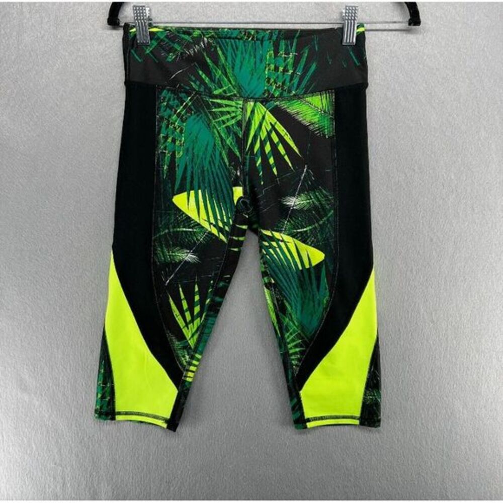 Fabletics Leggings Womens XS Green Navassa Crop Capri Rainforest Leaf Print NWT